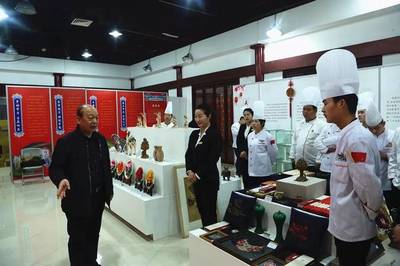 洛陽全聚德大酒店管理人員參觀華夏喜慶文化博物館，共探傳統喜慶文化展覽服務